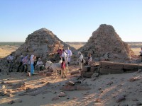 Au pied des pyramides